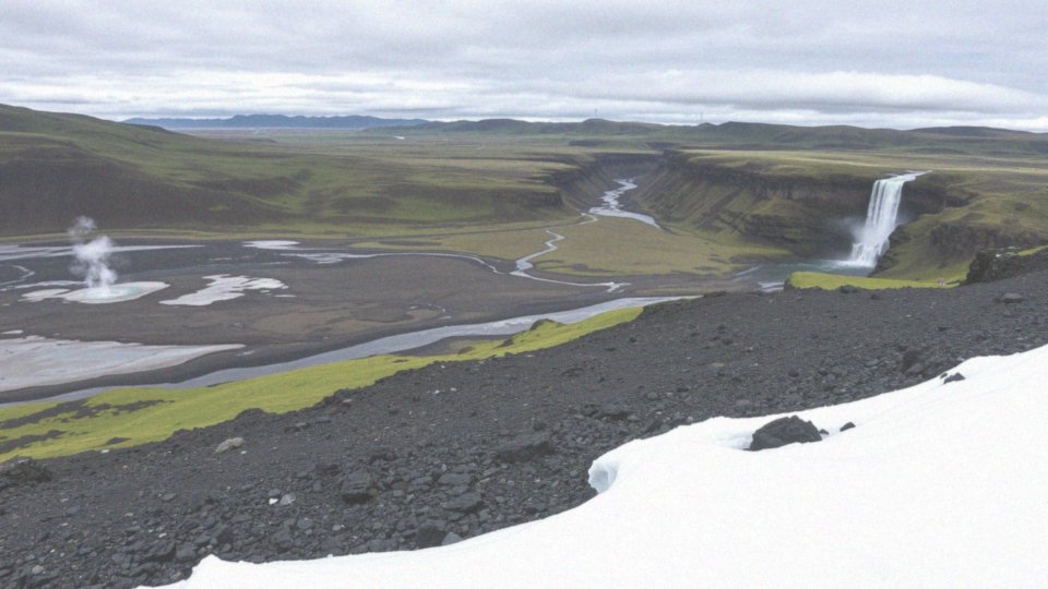 Jakie naturalne atrakcje oferuje Islandia w maju?